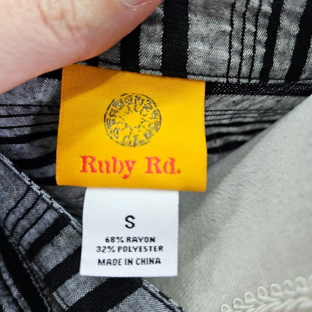 Ruby Rd. Black and Gray Striped Pintuck Popover Top Size Small - Picture 6 of 8